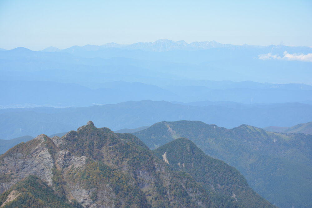 甲斐駒ヶ岳山頂から見た北アルプスの槍・穂高連峰