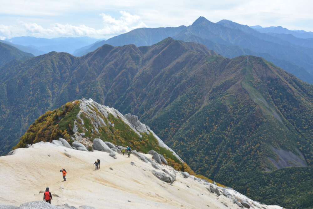 甲斐駒ヶ岳山頂あたりのザレ場