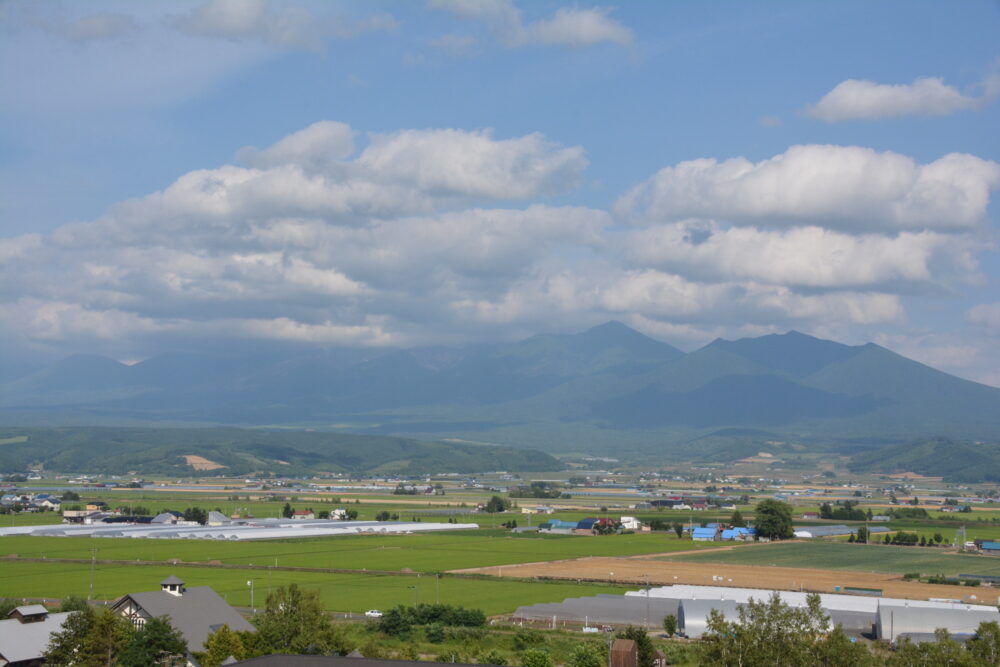 富良野の田園風景と十勝連峰