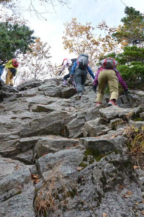 甲斐駒ヶ岳の岩場を歩く登山者たち