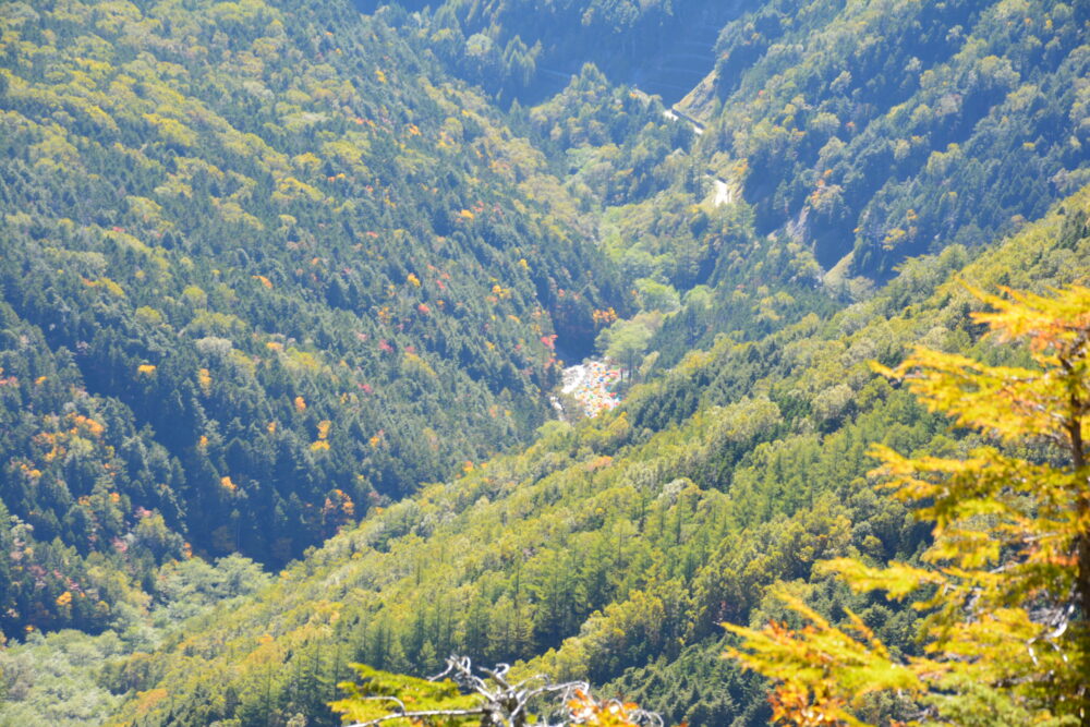 甲斐駒ヶ岳から見た北沢峠のテント場