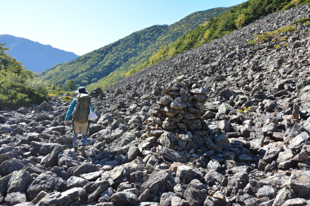 仙水峠付近のガレ場を歩く登山者