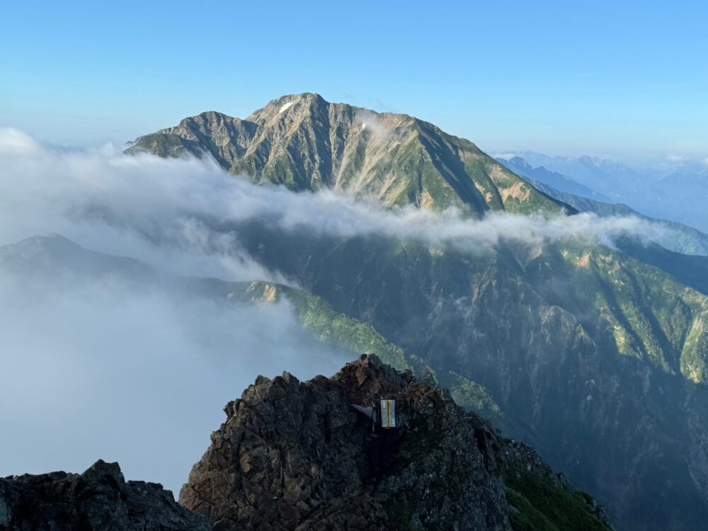 五竜岳と牛首を通過する登山者