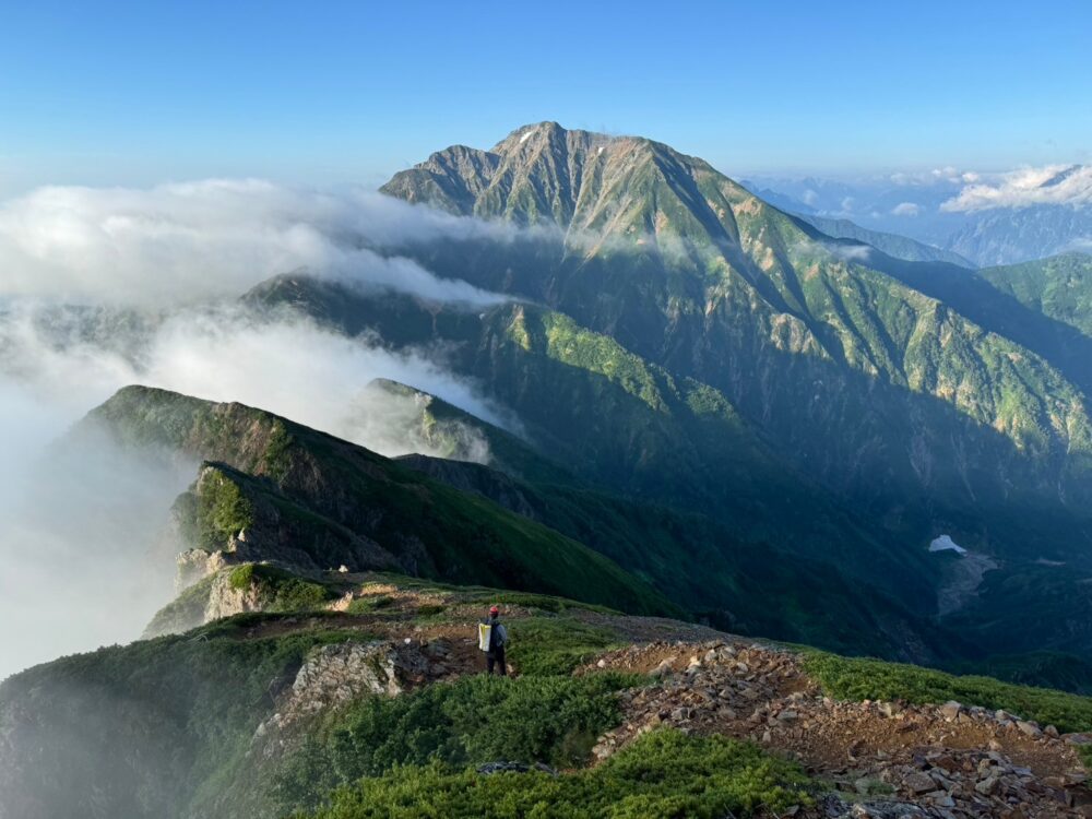 五竜岳と稜線と登山者