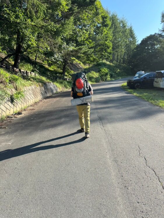 鳥倉林道を歩く登山者