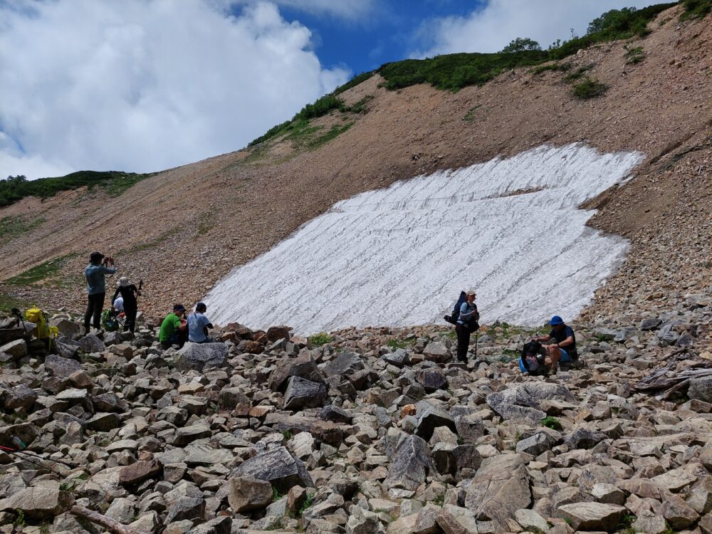 八方尾根の扇雪渓