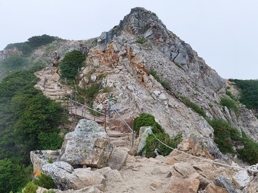 八方尾根の登山道