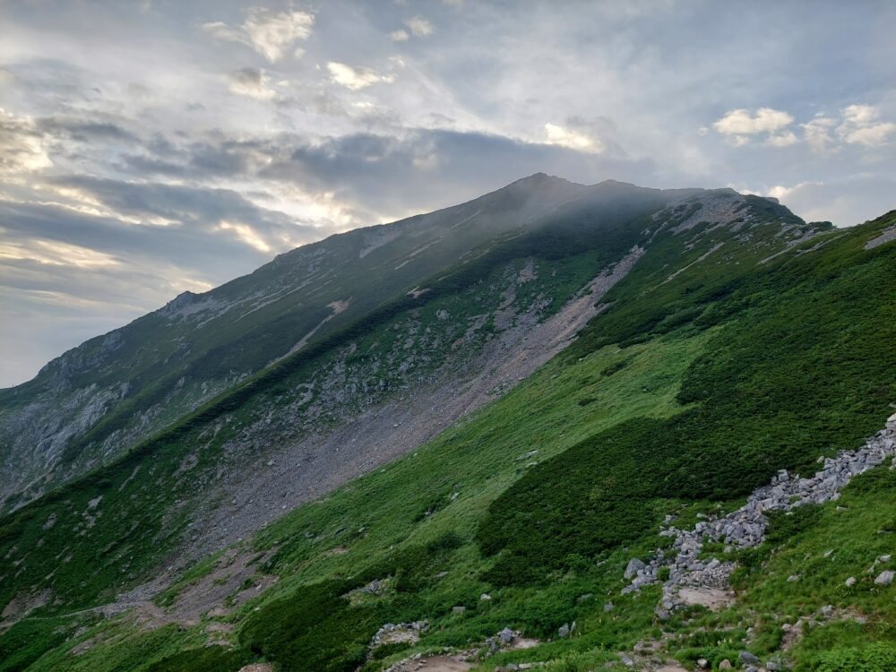 唐松岳頂上山荘のテント場から見た唐松岳山頂