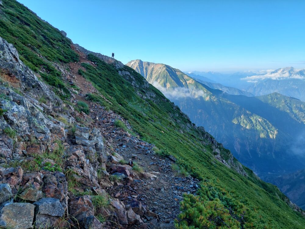 朝の五竜岳への登山道