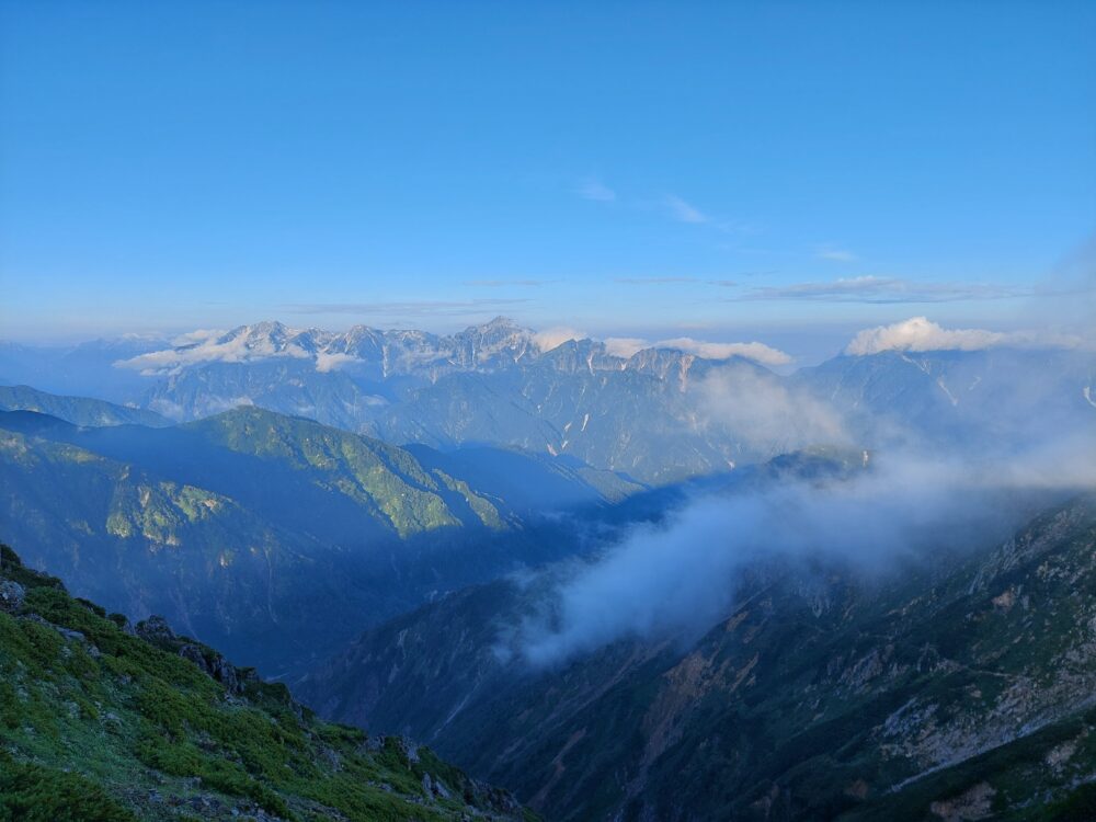 朝の五竜岳への登山道から見た立山連峰