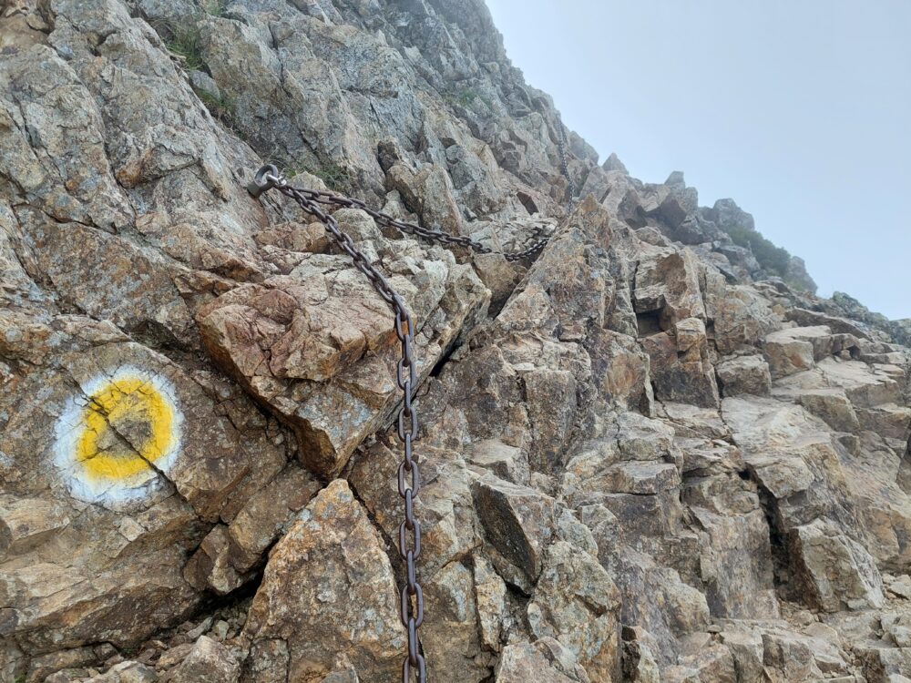 五竜岳山頂直下の岩場・クサリ場