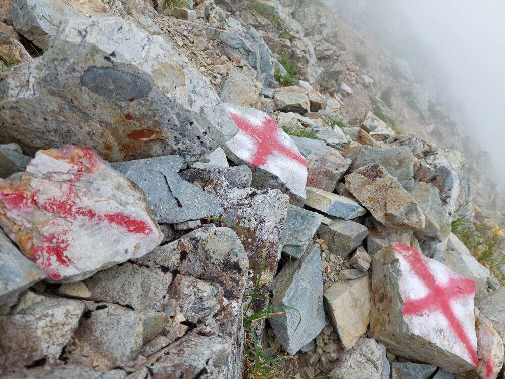 五竜岳山頂直下の岩場にあるマーキング