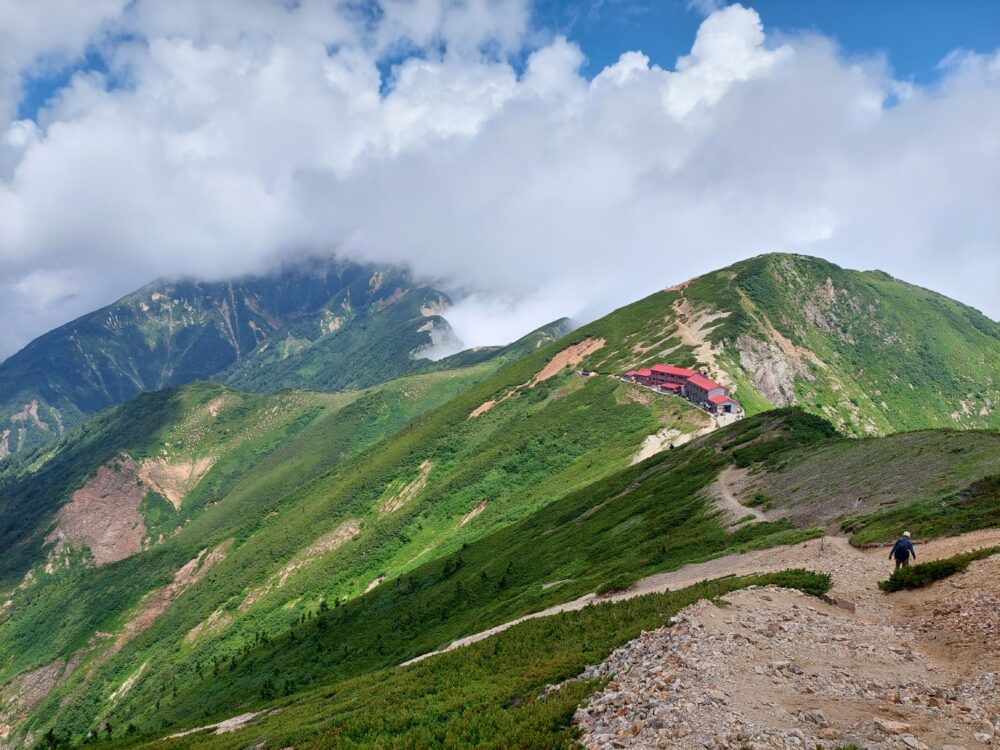 五竜岳の登山道から見た五竜山荘と唐松岳