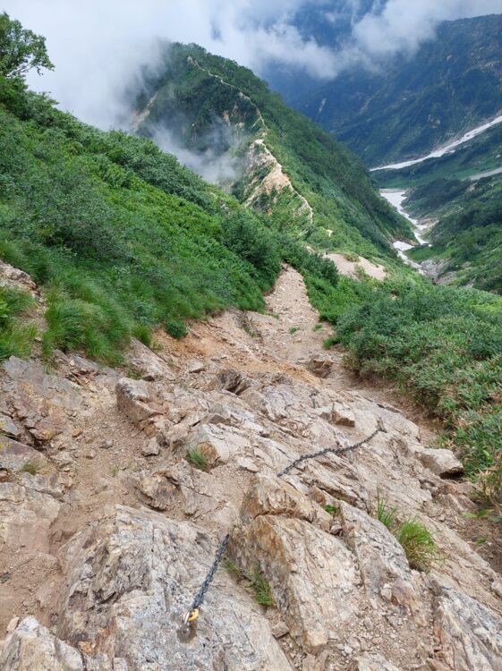 遠見尾根の岩場・クサリ場