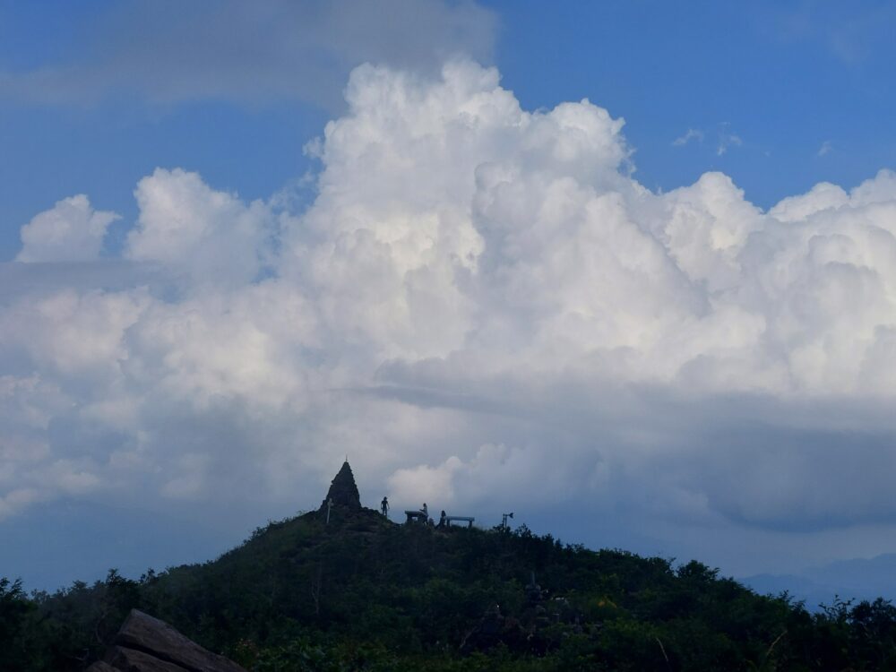 地蔵ケルンと入道雲