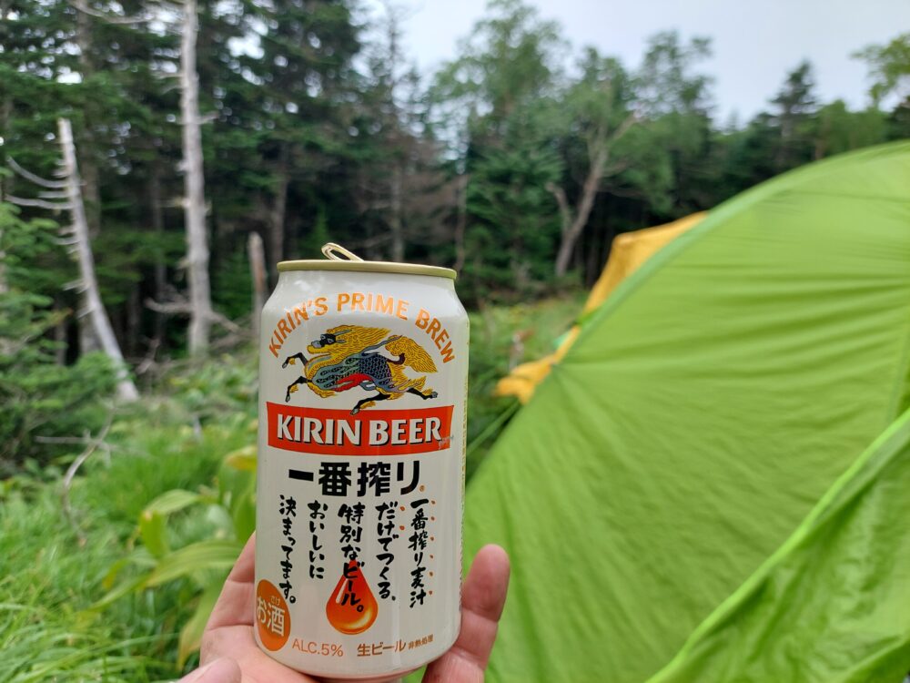 三伏峠小屋のテント場で飲むビール