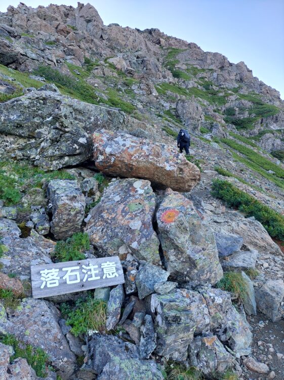 塩見山頂直下の岩場