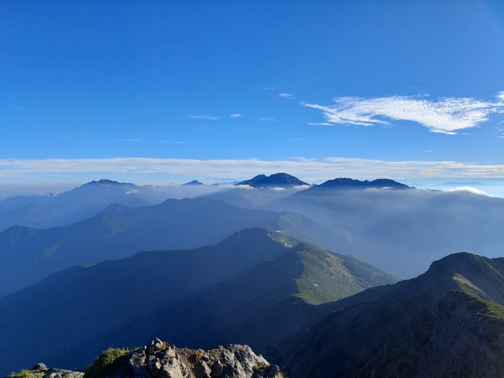 塩見山頂から見た南アルプス北部の山々