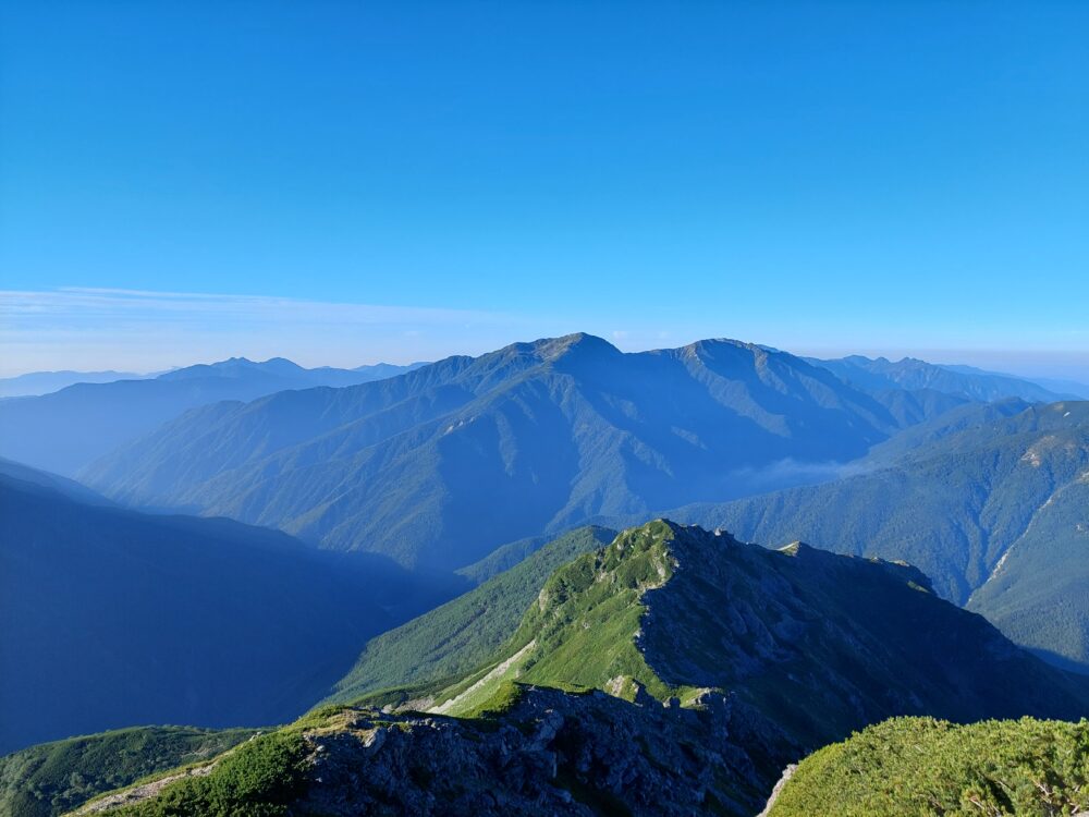 塩見岳から見る南アルプス南部の山々