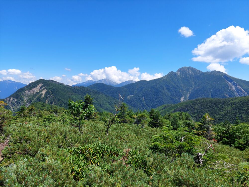 三伏山から見た塩見岳と稜線