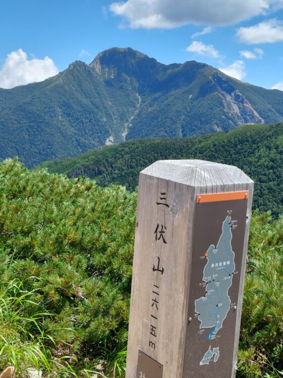 三伏山から見た塩見岳山頂