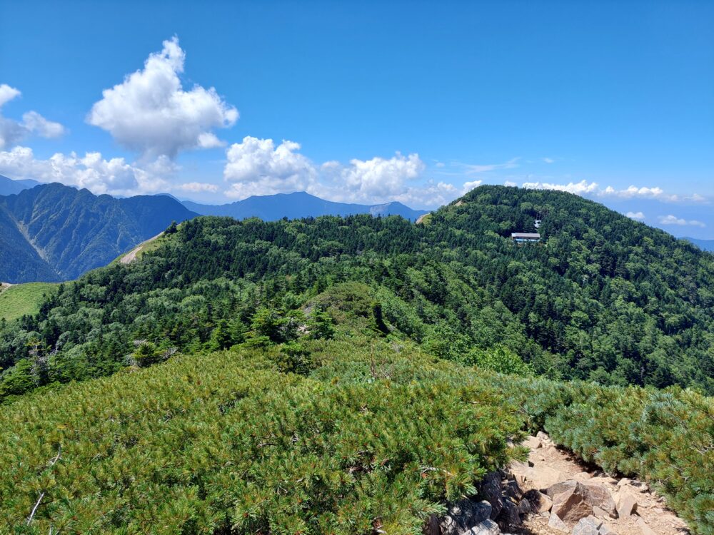 三伏山から見た三伏峠小屋と夏空