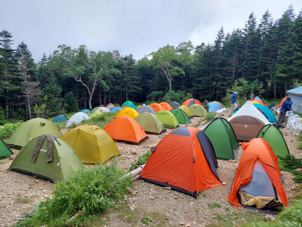 山の日の三伏峠小屋のテント場