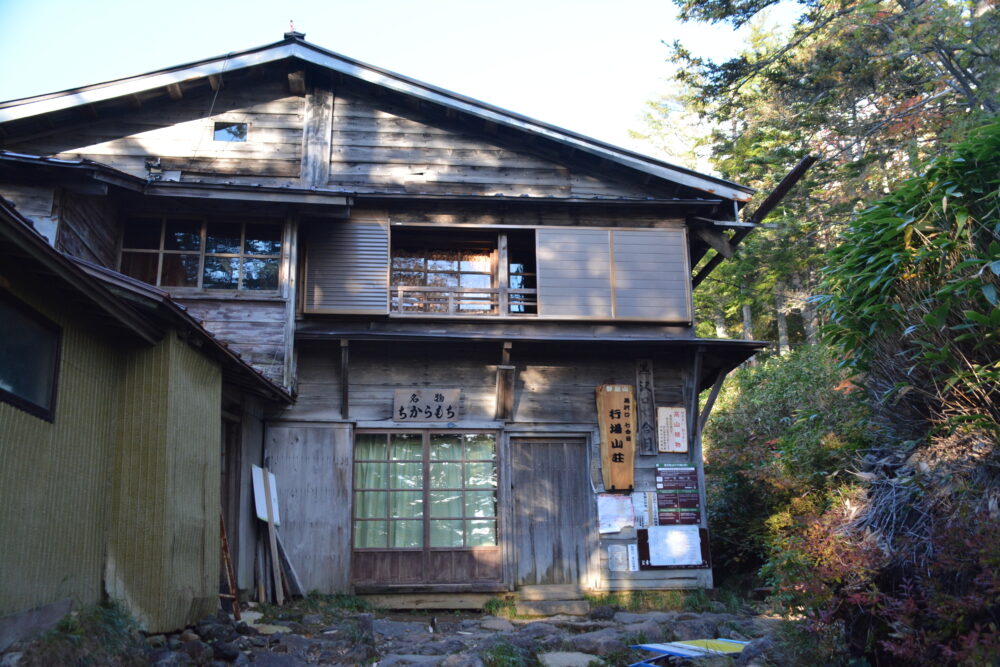 御嶽山の行場小屋