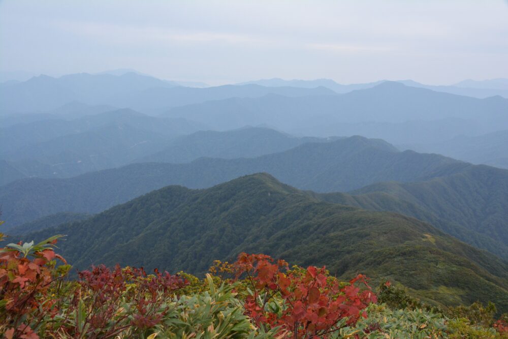 越後駒ヶ岳から眺めた会津の山々