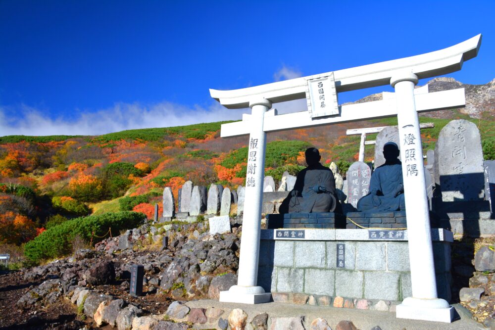 御嶽山の女人堂前の鳥居と紅葉