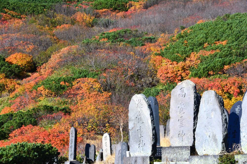 御嶽山の紅葉と石碑