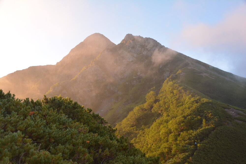 朝焼けに染まる塩見岳山頂