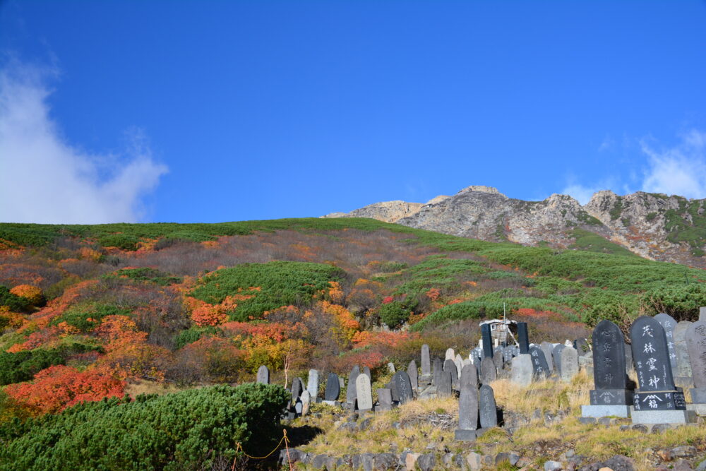 御嶽山の紅葉と石碑