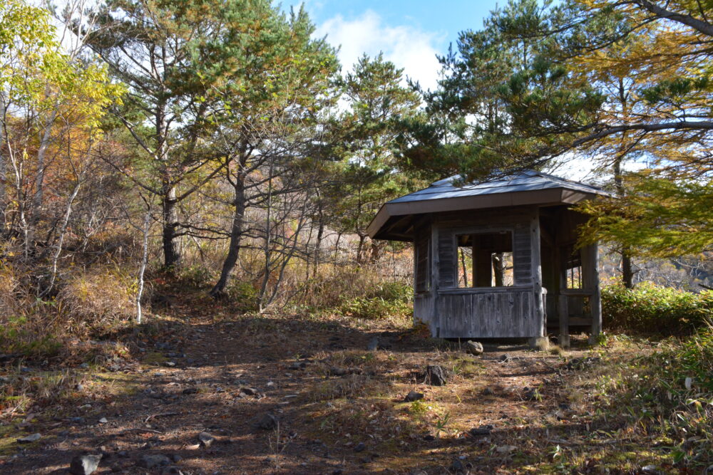 四阿山の登山道にあるあずまや