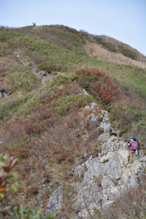 雨飾山の登山道の岩場