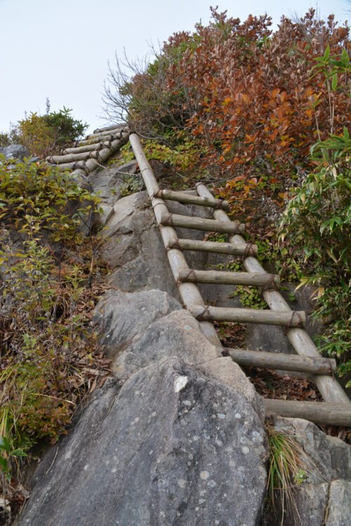 雨飾山の登山道にあるハシゴ