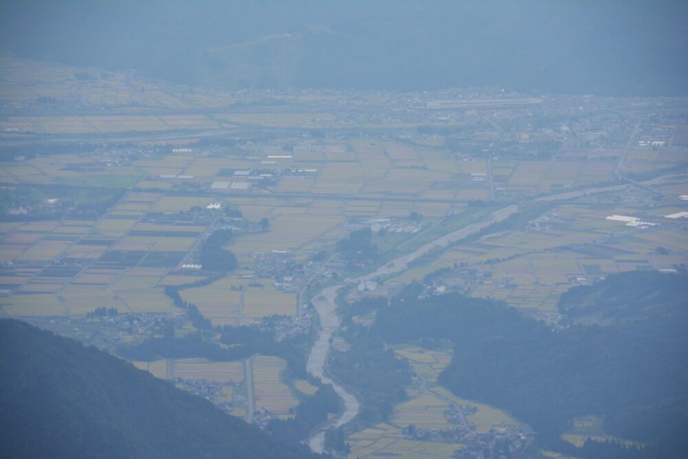 越後駒ヶ岳山頂から見る魚沼の田園地帯