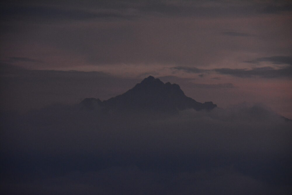 唐松岳頂上山荘のテント場から見た夕暮れ時の剱岳