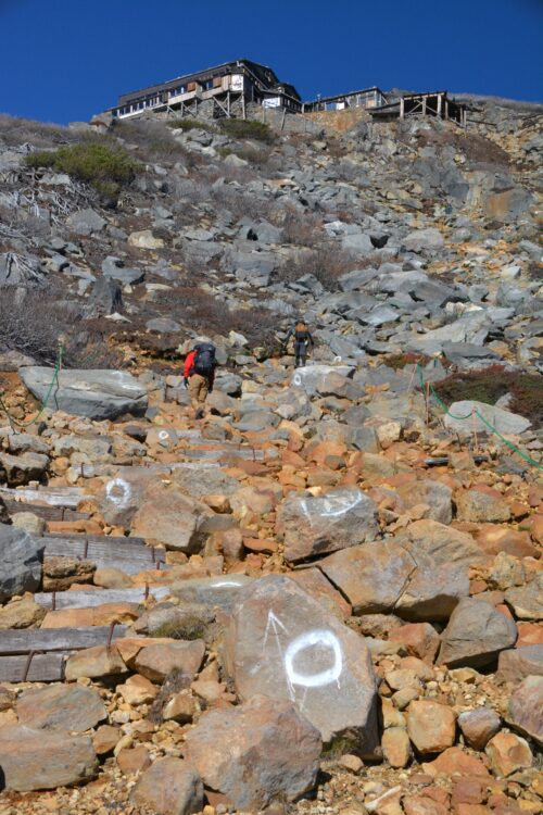 御嶽山の山肌と山小屋