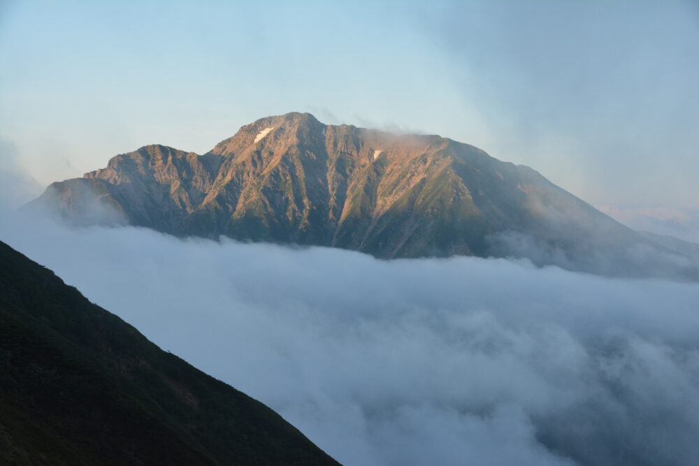 唐松岳頂上山荘のテント場から見た朝の五竜岳