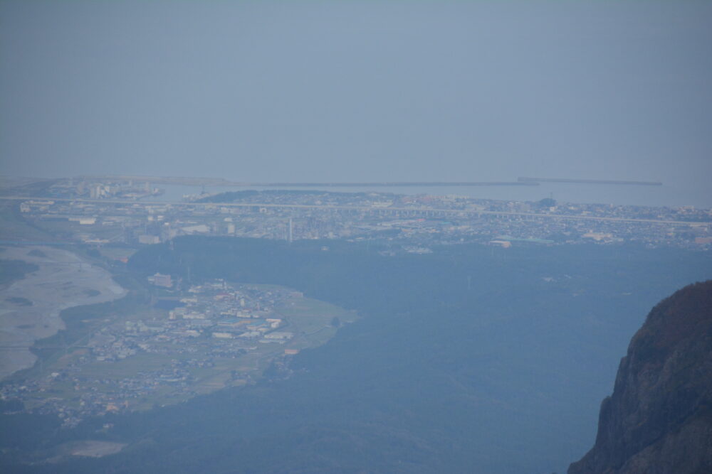 雨飾山から見た糸魚川市内