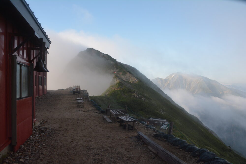 朝の唐松岳頂上山荘