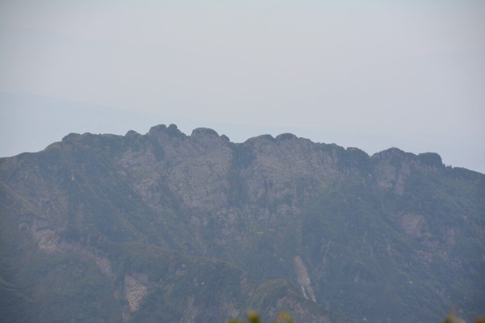 越後駒ヶ岳山頂から見る鳥海山山頂