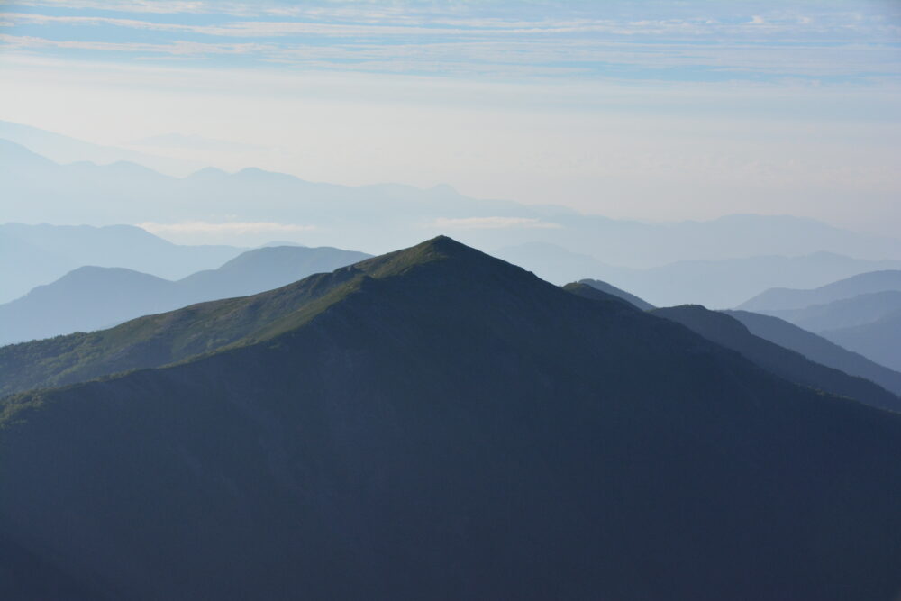 塩見岳から見る蝙蝠岳