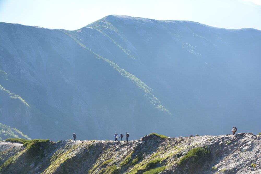 仙塩尾根を歩く登山者