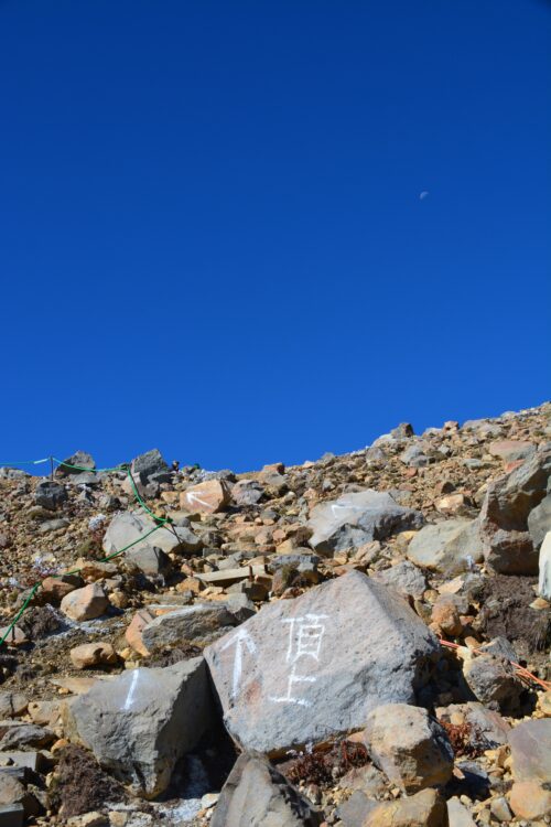 御嶽山の登山道と紺碧の空