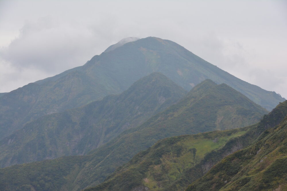 越後駒ヶ岳から見た中ノ岳