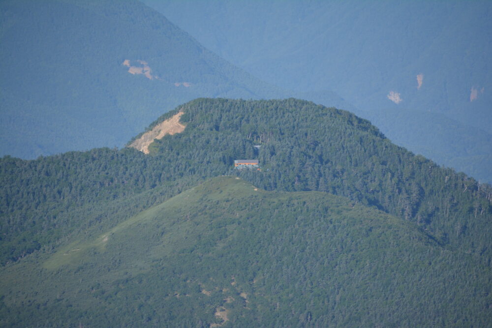 塩見岳から見る三伏峠小屋