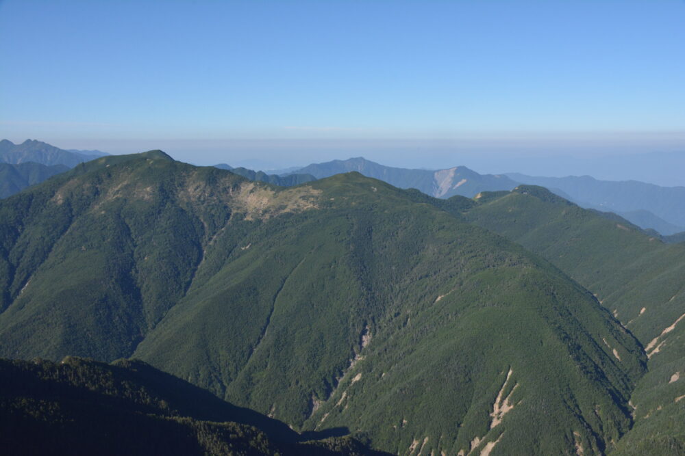 塩見岳から見る小河内岳と烏帽子岳