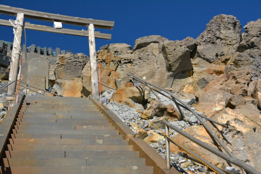 御嶽山山頂の噴火の後が生々しい鳥居